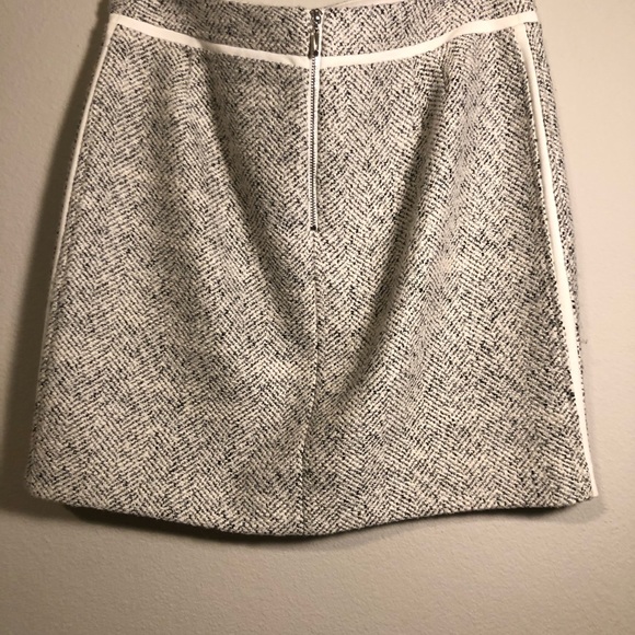 White House Black Market Grey & White Pencil Skirt - Size 8P - Picture 2 of 10